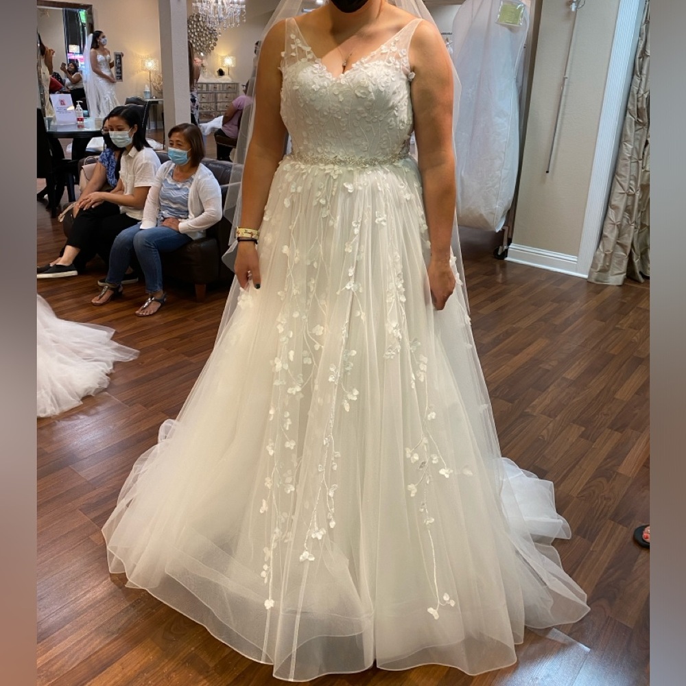 Brand new Bo Lee Norma S wedding dress. Never worn or altered, size 14